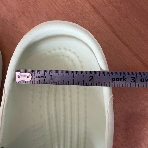 Crocs Girl's Celery Classic Mary Jane - Picture 8 of 8